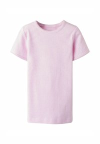Světle růžové tričko s krátkým rukávem s texturovaným kostkovaným vzorem. Má kulatý výstřih a rovný lem. Vyrobeno z měkké tkaniny.