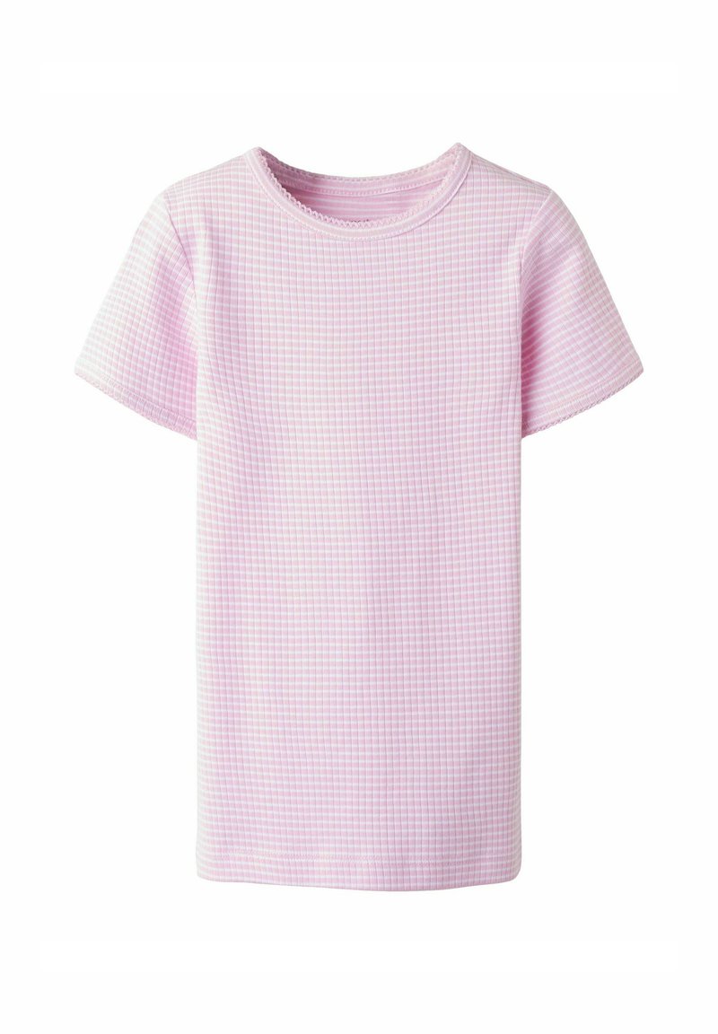 Světle růžové tričko s krátkým rukávem s texturovaným kostkovaným vzorem. Má kulatý výstřih a rovný lem. Vyrobeno z měkké tkaniny.