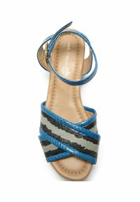 Sandalo con cinturini blu e neri con design intrecciato e testurizzato. Presenta una suola in pelle e un cinturino di supporto alla caviglia.
