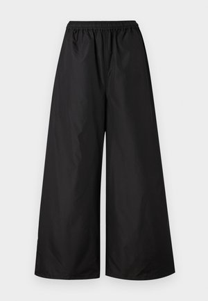 Zwarte wijde broek met elastische tailleband, gladde stof zonder zichtbare patronen of versieringen, plat weergegeven op een witte achtergrond.