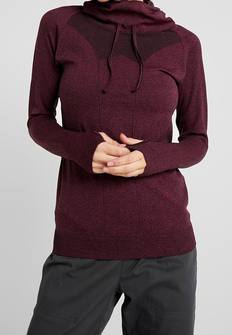 Mörkröd långärmad hoodie i texturerad tyg med hög krage, som har en ribbad panel och tumhål vid manschetterna.