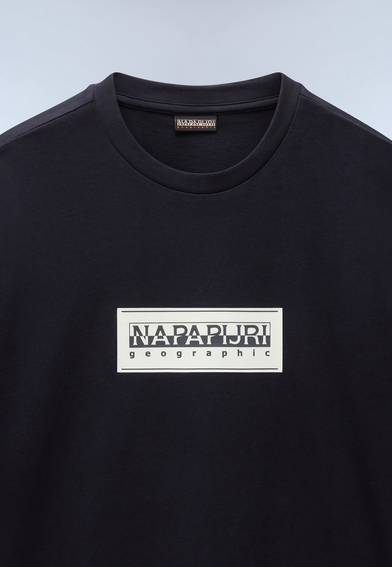 Schwarzes Baumwoll-T-Shirt mit Rundhalsausschnitt und einer rechteckigen weißen Grafik, die "NAPAPIJRI" und "geographic" in fettem schwarzen Text zeigt.