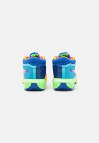 Sneaker con tomaia in tessuto blu, accenti arancioni vivaci, suole verdi e dettagli in mesh a fantasia. Presentano colli imbottiti e lacci colorati.