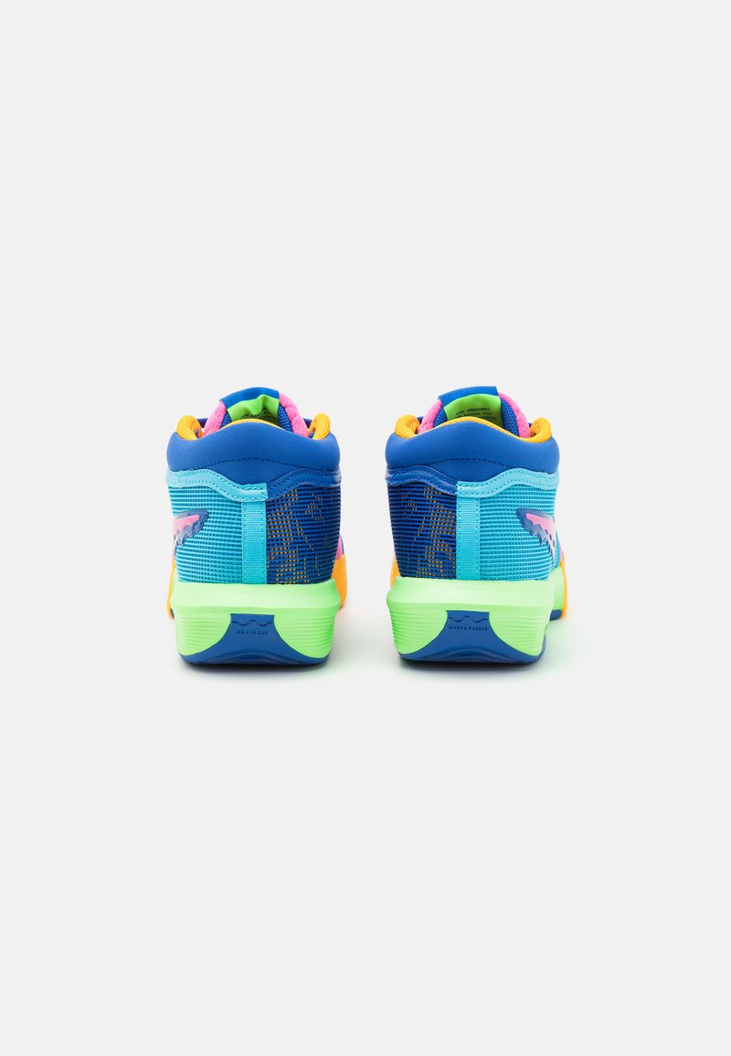 Sneaker mit einem blauen Stoffobermaterial, leuchtend orangefarbenen Akzenten, grünen Sohlen und gemustertem Mesh-Detailing. Verfügt über gepolsterte Kragen und farbenfrohe Schnürsenkel.