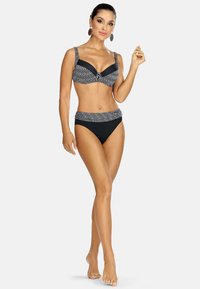 Czarny komplet bikini z wzorzystym topem bandeau z szerokimi ramiączkami i dekoracyjnym akcentem, w zestawie z pasującymi szortami z wysokim stanem.