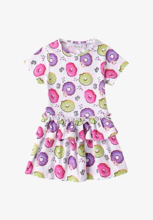 Weißes Kurzarmkleid mit einem mehrlagigen Rüschensaum, das bunte Donut-Muster in Pink, Grün und Blau zeigt und aus weichem Stoff besteht.