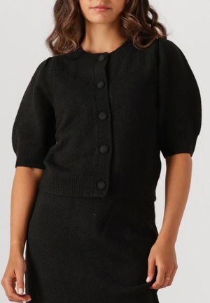 Zwarte gebreide cardigan met korte pofmouwen, knoopsluitingen, geribde manchetten en zoom, textuurstof, getailleerde pasvorm.