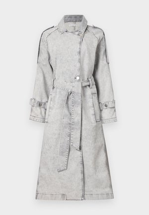 Trench coat in denim grigio con vita alta e cintura, maniche lunghe e bottoni decorativi. Caratterizzato da un colletto classico e spalline decorative.