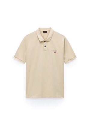 Beiges kurzärmeliges Poloshirt mit zwei Knöpfen, kleinem Logo und norwegischer Flagge auf der linken Brust.