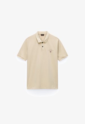 Beiges kurzärmeliges Poloshirt mit zwei Knöpfen, kleinem Logo und norwegischer Flagge auf der linken Brust.