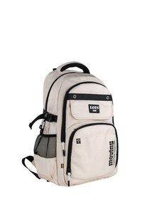 Mochila de tela beige con acentos negros, múltiples compartimentos con cremallera, bolsillo lateral de malla, respaldo acolchado y correas ajustables.