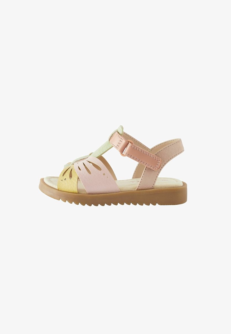 Sandale pour enfant à bout ouvert avec des brides roses, jaunes et vertes, une fermeture velcro et une semelle en caoutchouc marron.