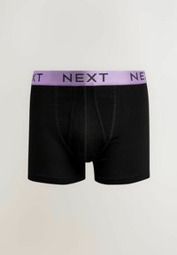Fekete pamut boxer short, lila elasztikus derékrésszel, amelyen a "NEXT" felirat található, szoros illeszkedéssel és hagyományos dizájnnal.