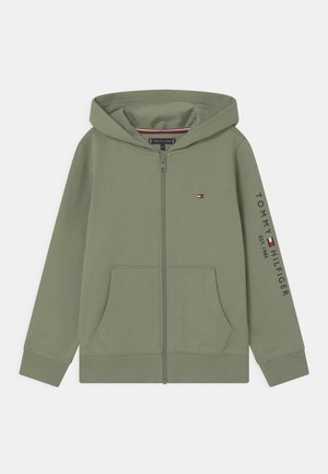Olivengrøn lynlåshoodie lavet af bomuldsblanding. Har en front-kængurulomme, ribstrikkede manchetter og "TOMMY HILFIGER" trykt på ærmet.