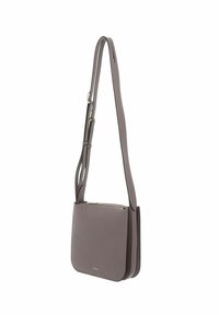 Bolso bandolera de cuero gris con textura suave, forma plana, correa ajustable y herrajes en tono dorado. Cuenta con cierre de cremallera en la parte superior.
