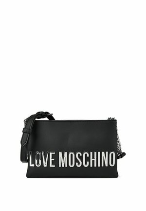 Bolso de hombro rectangular negro con correa de cadena plateada y grandes letras plateadas en relieve que dicen LOVE MOSCHINO en la parte delantera.