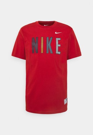 Rotes Nike-T-Shirt mit kurzen Ärmeln, mehrfarbigen gestreiften Buchstaben, die Nike buchstabieren, und einem kleinen weißen Nike-Swoosh auf der Brust.