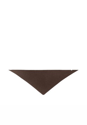 Pañuelo triangular marrón con una pequeña etiqueta blanca en el borde superior derecho, colocado plano sobre un fondo blanco.