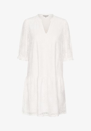 Vit klänning med korta, volangärmar, en V-ringning och en lager på lager-nederdel. Har ett blommigt spetsmönster och mjuk, texturerad tyg.