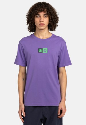 Camiseta de algodón morada con escote redondo y mangas cortas, que presenta un gráfico central de dos íconos verdes dentro de rectángulos.