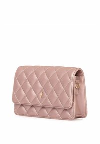 Torba z różowego syntetycznego materiału z pikowaniem, z metalowymi detalami w złotym kolorze, w kształcie prostokąta, z zapięciem na klapę. Posiada wzór w romby oraz boczny pierścień.