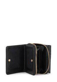 Fekete bőr pénztárca cipzárral, kártyatartókkal és sima belsővel. Arany hardver és texturált külső részletezi a megjelenést.