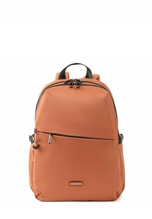 Sac à dos couleur rouille avec une poche avant zippée, des tirettes de fermeture éclair noires, une poignée supérieure et des bretelles rembourrées sur fond blanc.