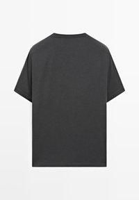 Mørkegrå bomulds t-shirt med en afslappet pasform, rund halsudskæring og korte ærmer. Glat tekstur uden synlige mønstre eller detaljer.