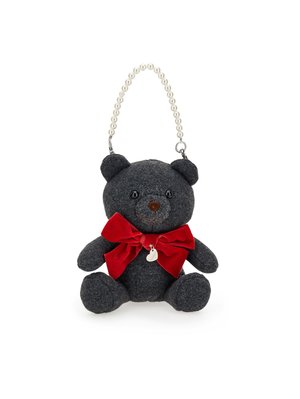 Bolso de mano en forma de oso de peluche gris oscuro con ojos de botón negros, lazo de terciopelo rojo, pequeño charm en forma de corazón y asa de perlas sobre fondo blanco.