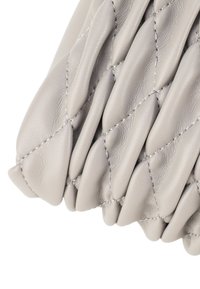 Borsa a tracolla in pelle grigia con un design trapuntato, caratterizzata da pieghe imbottite e cuciture sottili. Forma compatta con una superficie liscia e testurizzata.