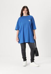 Even&Odd Curvy LIZ FEEL GREAT  - Marškinėliai su spaudiniu - blue