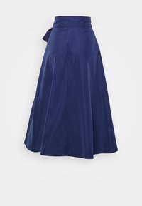 Tummansininen midi-hame sileässä kankaassa, jossa on korkea vyötärö, sivulla narukiinnitys ja liehuva A-linjainen siluetti.