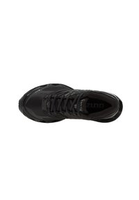 Scarpa da corsa nera con parte superiore testurizzata, pannelli in mesh e punta rinforzata. Presenta lacci piatti e una suola ammortizzata per il supporto.