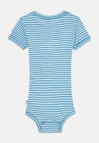 Bodysuit à manches courtes rayé bleu clair et blanc. Caractéristiques d'un col rond et des fermetures à boutons-pression au bas. Tissu côtelé doux.