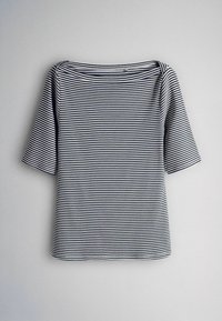 Svītraina blūze ar laivas tipa kakla izgriezumu, horizontālas tumši zilu un baltu svītru rakstā. Trīs ceturtdaļu piedurknes un brīvs piegriezums. Izgatavota no kokvilnas materiāla.