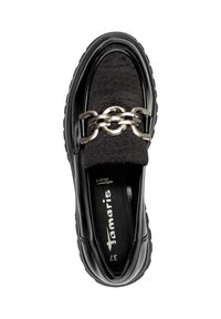 Zwarte loafers met een gestructureerde bovenkant en glanzend zilveren kettingdetail. De zool is dik en heeft een robuust loopvlak.