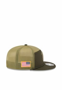 Grüner Hut mit flacher Krempe, Netzpaneelen und strukturiertem Finish. Verfügt über ein gesticktes Logo und ein rechteckiges US-Flaggenpatch.