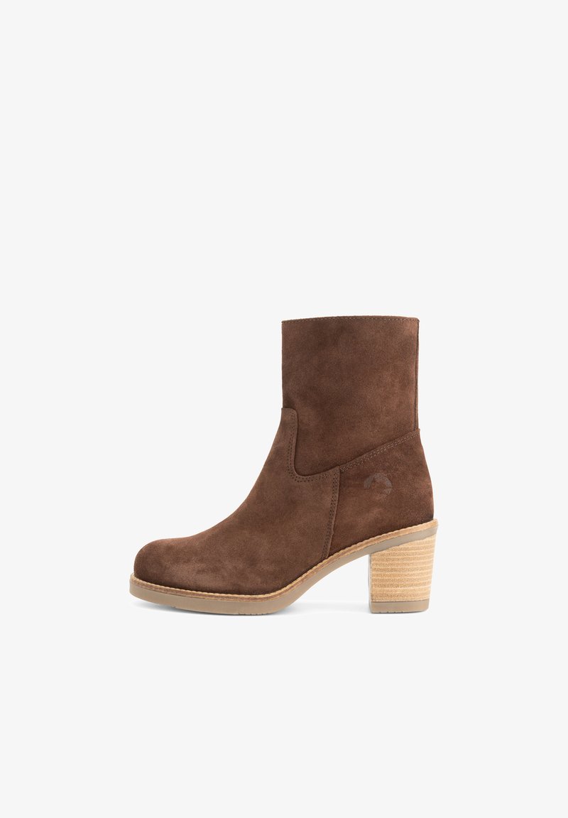 Bruine suede enkellaars met een ronde neus en een 7 cm hoge gestapelde hak; beschikt over stiksels en een klein logo aan de buitenzijde.