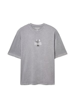 Maglietta grigia oversize con scollo a girocollo, maniche corte e grafica centrale di ali sopra la parola "FALLEN" in caratteri audaci.