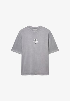 Maglietta grigia oversize con scollo a girocollo, maniche corte e grafica centrale di ali sopra la parola "FALLEN" in caratteri audaci.