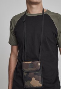 Urban Classics Taška cez plece - black
