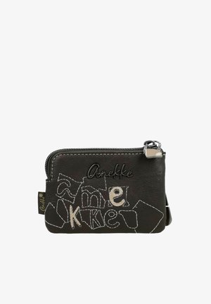 Pequeño monedero de cuero negro con cremallera, letras decorativas cosidas y el nombre de la marca "Anekke" en el frente.