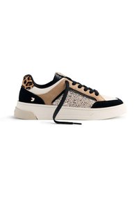 Sneaker con una toma sintetica crema e sabbia, pannello glitterato, dettagli in suede nero e tacco con stampa leopardata. Lacci neri e suola in gomma.