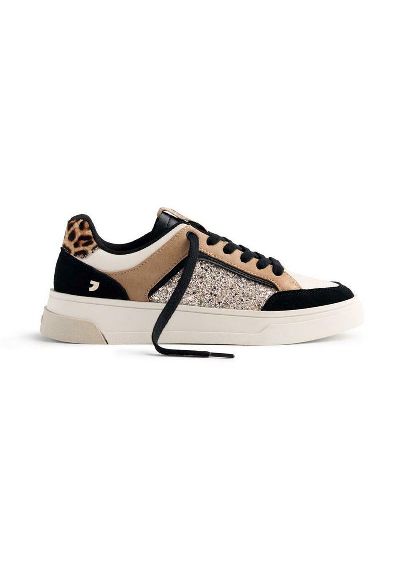 Sneaker con una toma sintetica crema e sabbia, pannello glitterato, dettagli in suede nero e tacco con stampa leopardata. Lacci neri e suola in gomma.