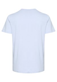 T-shirt en coton bleu clair, col ras du cou, manches courtes, avec un dos simple et sans ornements. Coupe régulière et texture douce. Sans motifs ni embellissements.