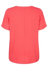 Chemise corail à manches courtes avec un col rond, une texture lisse et une couture droite au dos. Présente une coupe décontractée et un ourlet légèrement incurvé.