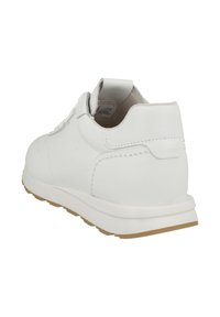 Weiße Leder-Sneaker mit glatter Textur, runder Form, niedrigem Profil und tanfarbener Gummisohle. Verfügt über genähte Akzente und eine Fersenlasche.