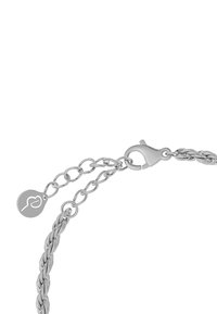 Srebrna pletena zapestnica z morskim zaponko in nastavljivim verižcom ter okroglo oznako, vgravirano z obliko srca.