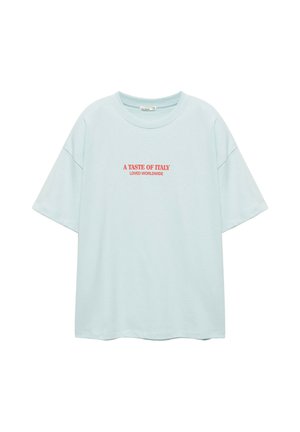 T-shirt bleu clair à manches courtes avec texte rouge "A TASTE OF ITALY LOVED WORLDWIDE" imprimé sur la poitrine, affiché sur fond blanc.