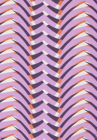 Lila Stoff mit einem Zickzackmuster in verschiedenen Schattierungen von Lavendel, Marineblau, Weiß und Orange. Die Textur ist glatt mit einem leichten Glanz.